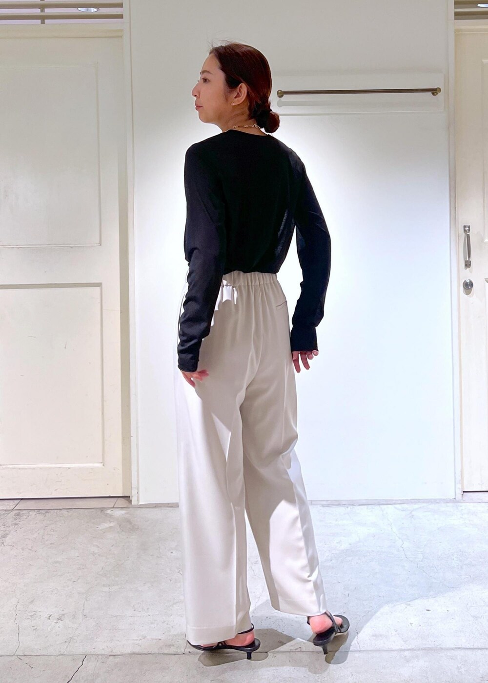 ブラック系のサンダル、ブラック系のタンクトップ、ブラック系のTシャツ/カットソーを着用したレディースの夏コーディネートの6枚目の写真