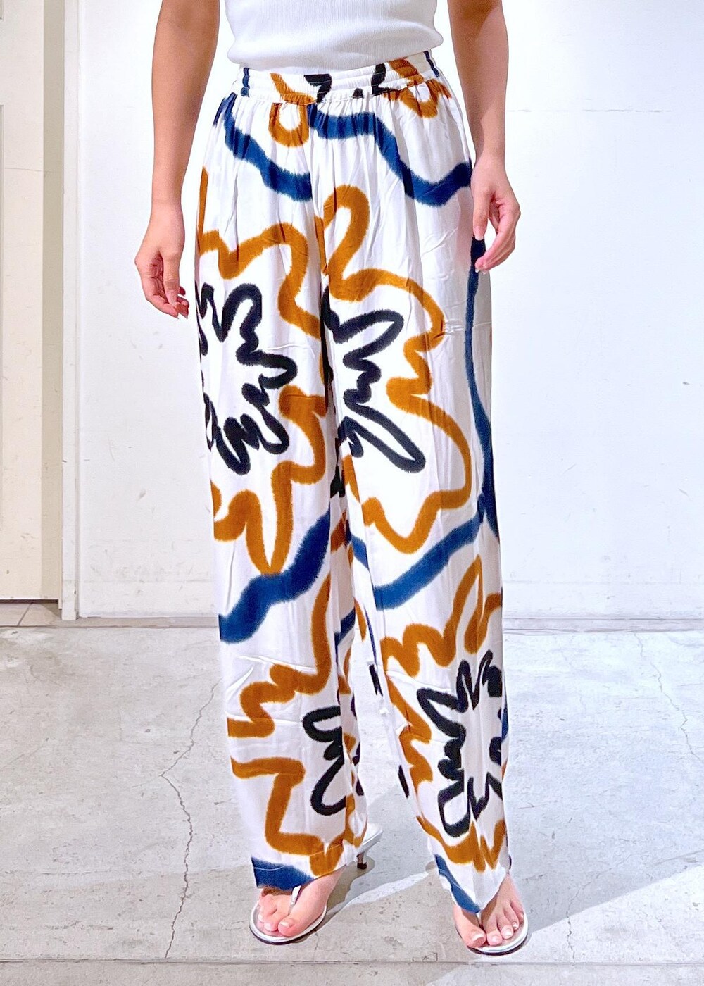 シルバー系のサンダル、グレー系のTシャツ/カットソーを着用したレディースの春コーディネートの6枚目の写真