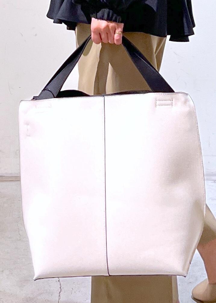 ホワイト系のトートバッグ、ベージュ系のその他パンツ、ブラック系のシャツ/ブラウスを着用したレディースの春コーディネートの5枚目の写真