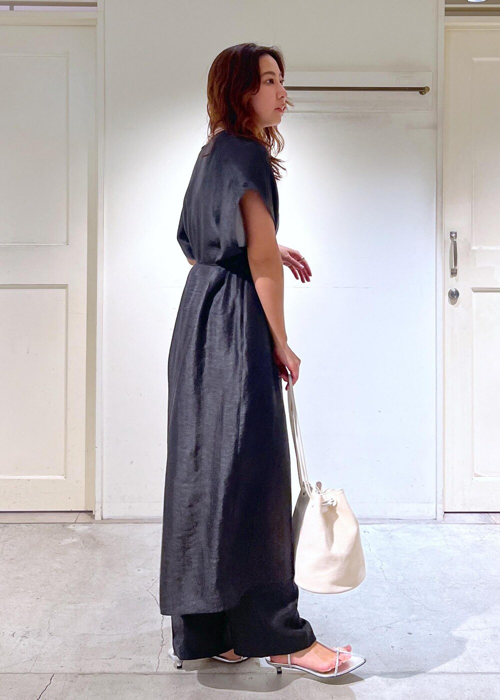 ホワイト系のチューブトップ、シルバー系のサンダル、ホワイト系のショルダーバッグを着用したレディースの春コーディネートの3枚目の写真