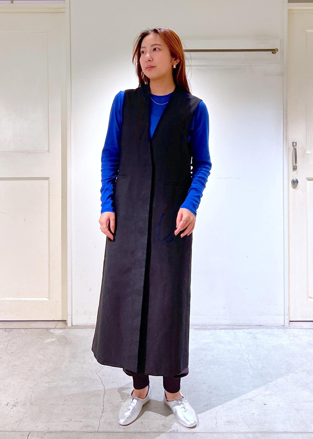 シルバー系のその他シューズ、ブラック系のジャンパースカート、グレー系のその他パンツを着用したレディースの春コーディネートの2枚目の写真