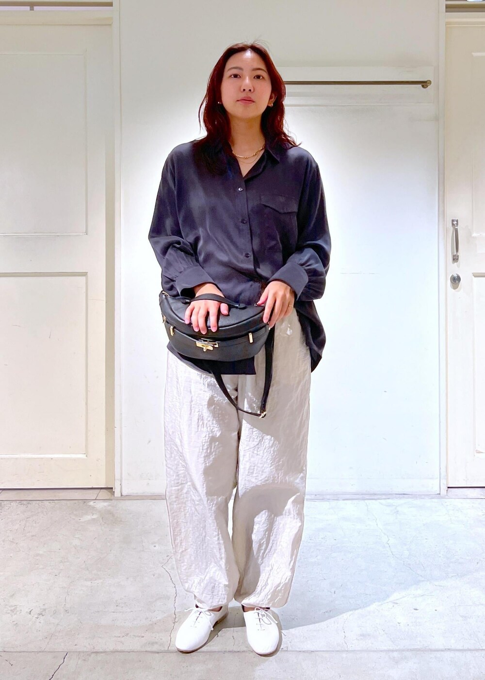 ホワイト系のその他シューズ、グレー系のその他パンツ、グレー系のシャツ/ブラウスを着用したレディースの春コーディネートの2枚目の写真