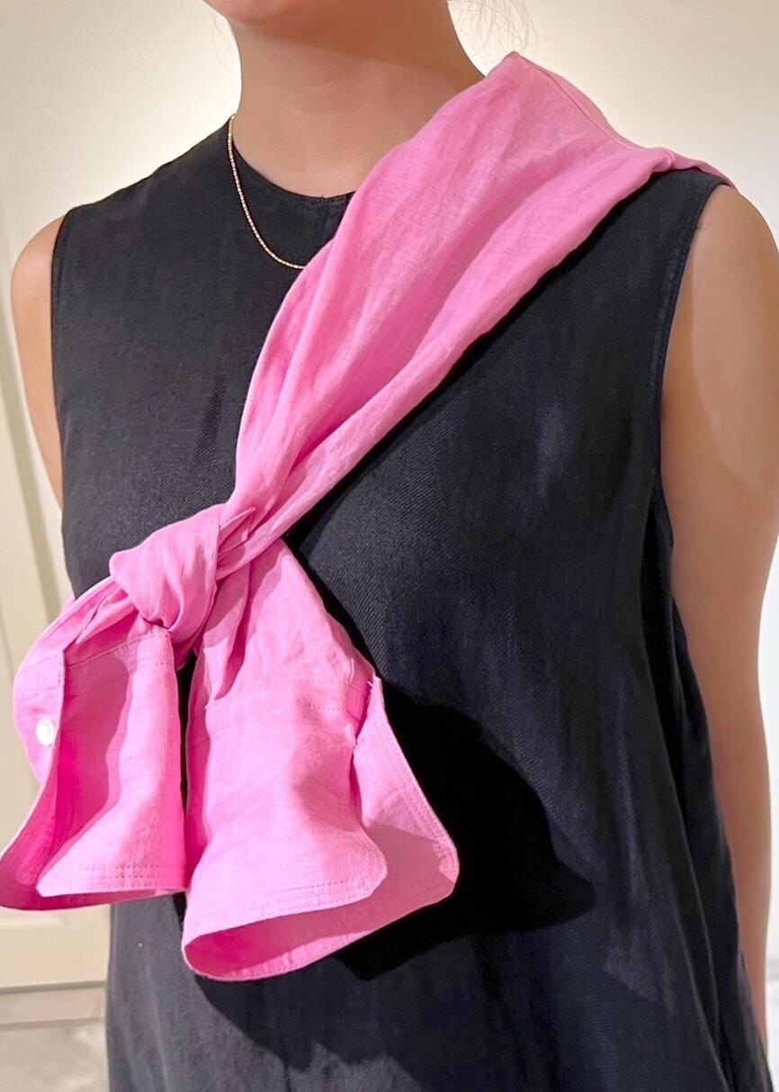 ブラック系のサンダル、ブラック系のワンピース、ピンク系のシャツ/ブラウスを着用したレディースの夏コーディネートの4枚目の写真