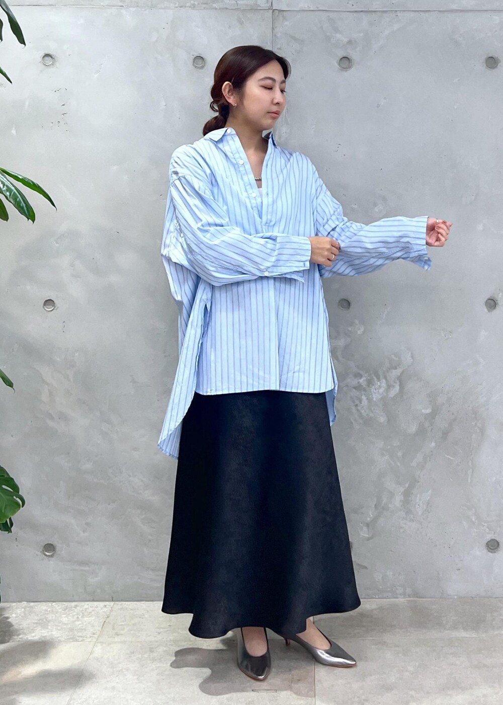 ブルー系のシャツ/ブラウス、ブラック系のスカート、ブラウン系のショルダーバッグを着用したレディースの夏コーディネートの5枚目の写真