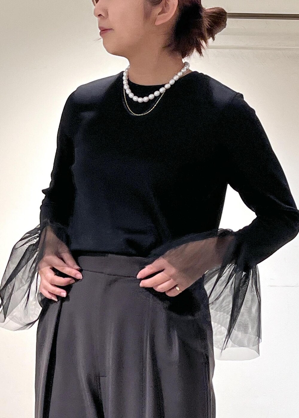 「チュール、リブ、クルーネック、ブラック、トップス、タックパンツ、Pコート、コート、ウールコート、ブラウン、ブーツ、ショートブーツ、REMME、レメ、ヒール」｜「SALON adam et rope'のピュアラムウールリバーリラックスハーフPコート（ピーコート、ブラウン系）」を使った、EBATAさん（レディース・162cm）の秋コーディネートの5枚目の写真