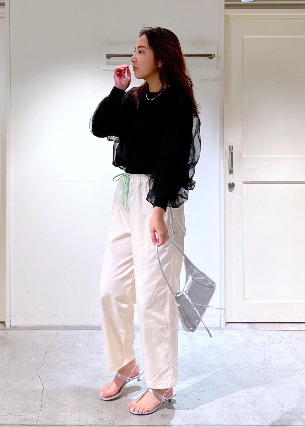 ブラック系のチューブトップ、シルバー系のサンダル、ブラック系のTシャツ/カットソーを着用したレディースの春コーディネートの4枚目の写真