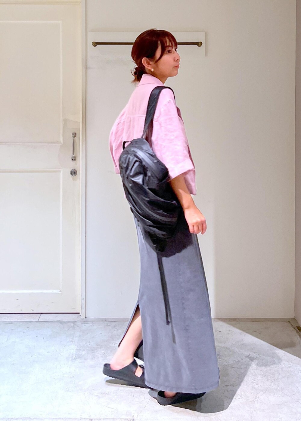 ブラック系のサンダル、グレー系のワンピース、ピンク系のブルゾンを着用したレディースの夏コーディネートの2枚目の写真