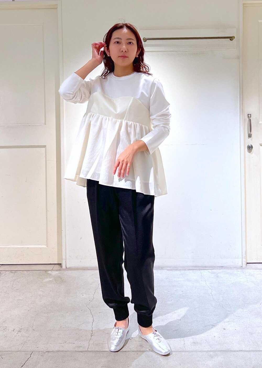 ブラック系のその他パンツ、シルバー系のその他シューズ、ホワイト系のTシャツ/カットソーを着用したレディースの春コーディネートの4枚目の写真