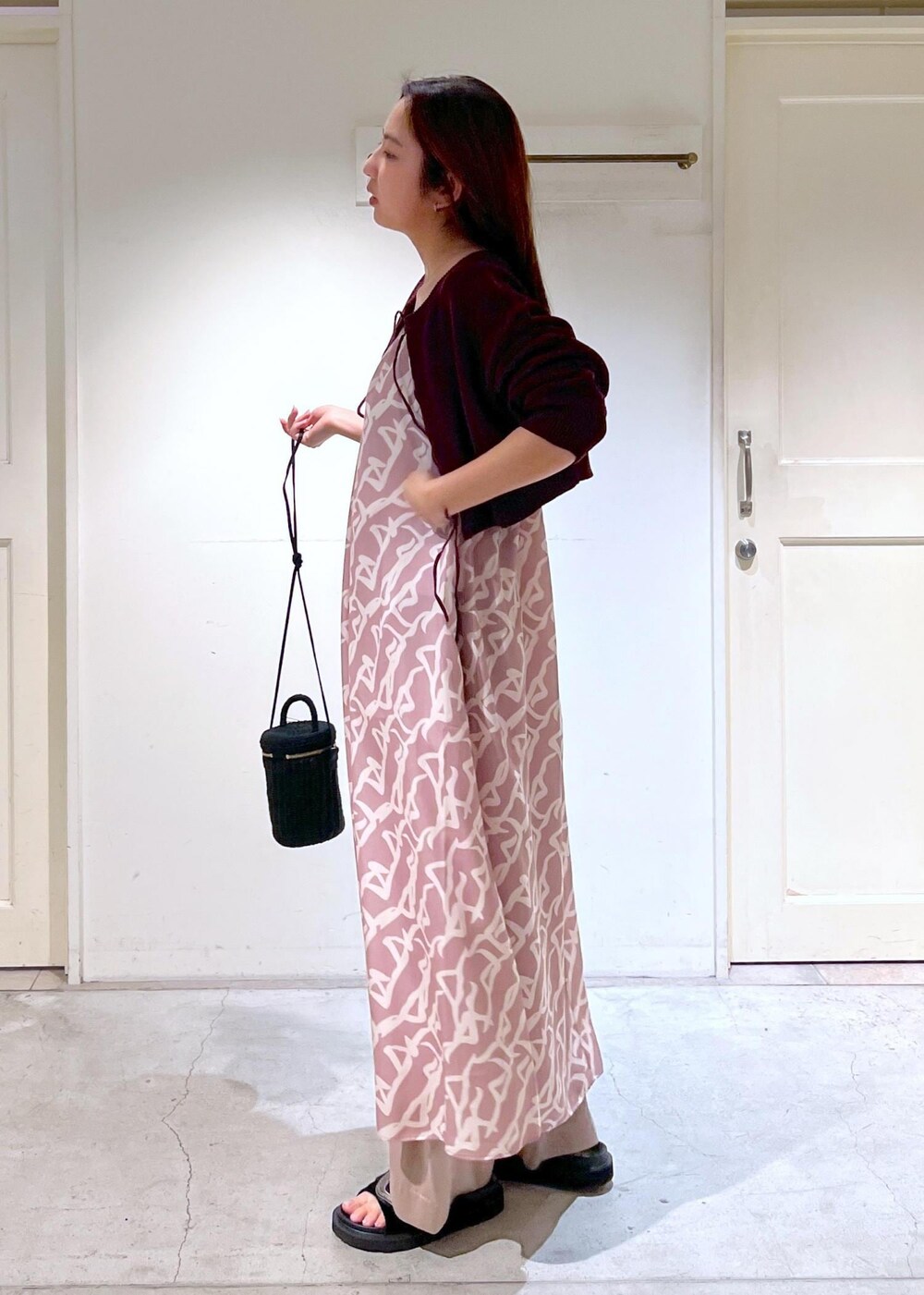イエロー系のワンピース、レッド系のニット/セーター、イエロー系のその他パンツを着用したレディースの春コーディネートの4枚目の写真