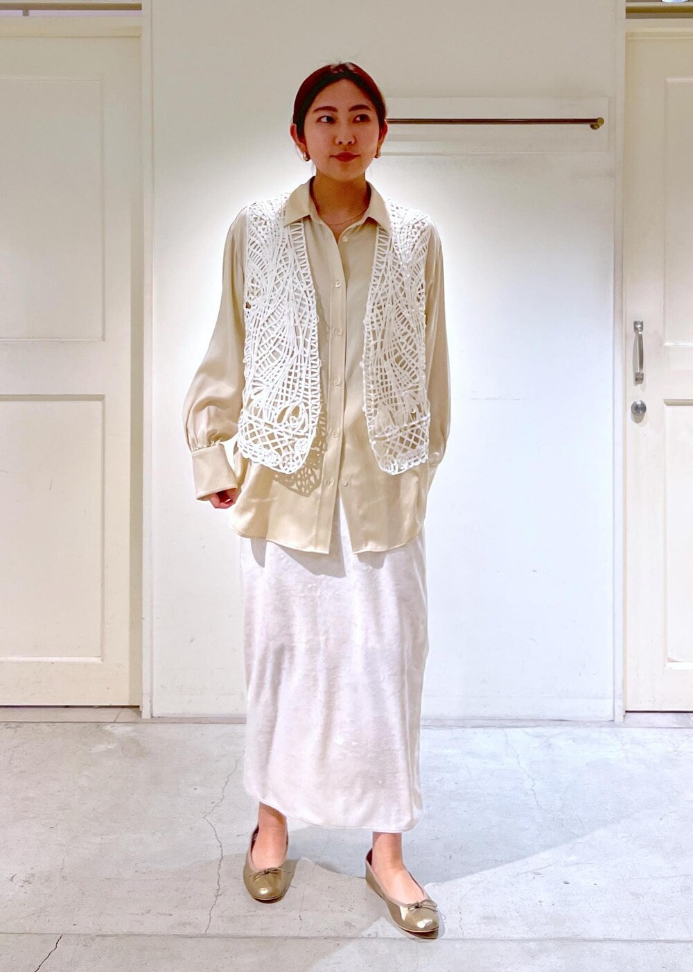 「UP + LIKE LINEN、セットアップ、ジャケット、リネンライク、ガウンコード、レースジレ、レースベスト、ジレ、ベスト、シルク、シャツ、シルクシャツ、ウォッシャブル、ベロア、ベロアスカート」｜「SALON adam et rope'のウォッシャブルシルクオーバーシャツ【セットアップ対応】（シャツ/ブラウス、ベージュ系）」を使った、EBATAさん（レディース・162cm）の冬コーディネートの4枚目の写真