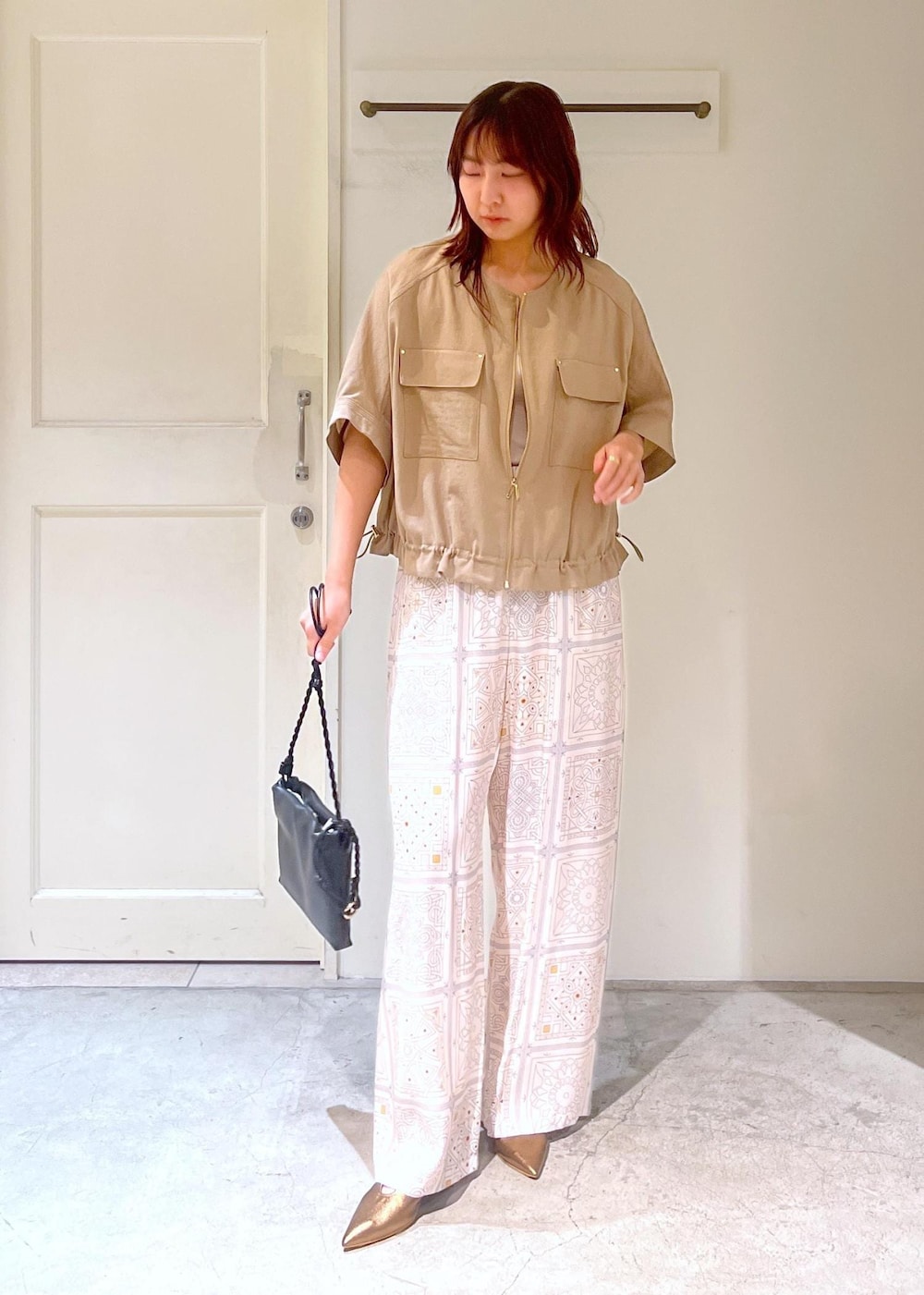 ブラック系のショルダーバッグ、その他のパンプス、ベージュ系のその他パンツを着用したレディースの春コーディネートの2枚目の写真