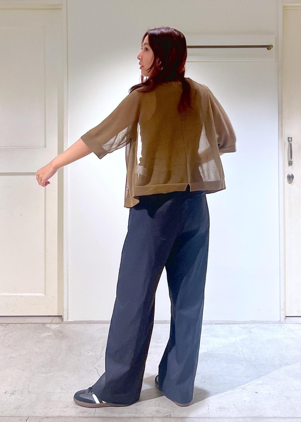 ブラック系のその他パンツ、ホワイト系のハンドバッグ、グリーン系のタンクトップを着用したレディースの夏コーディネートの3枚目の写真