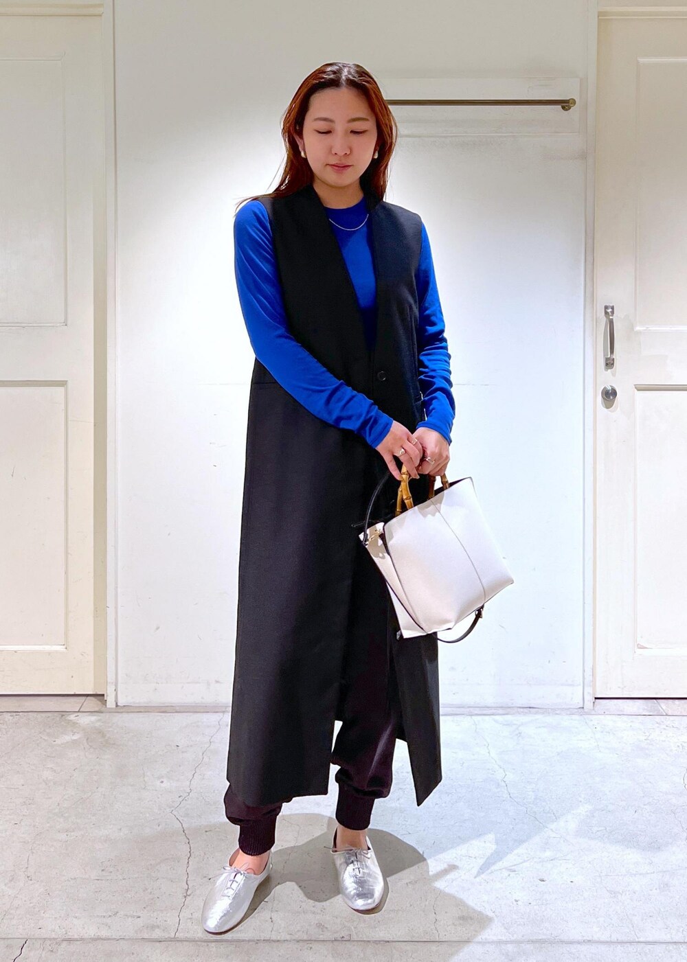 シルバー系のその他シューズ、ブラック系のジャンパースカート、グレー系のその他パンツを着用したレディースの春コーディネートの5枚目の写真