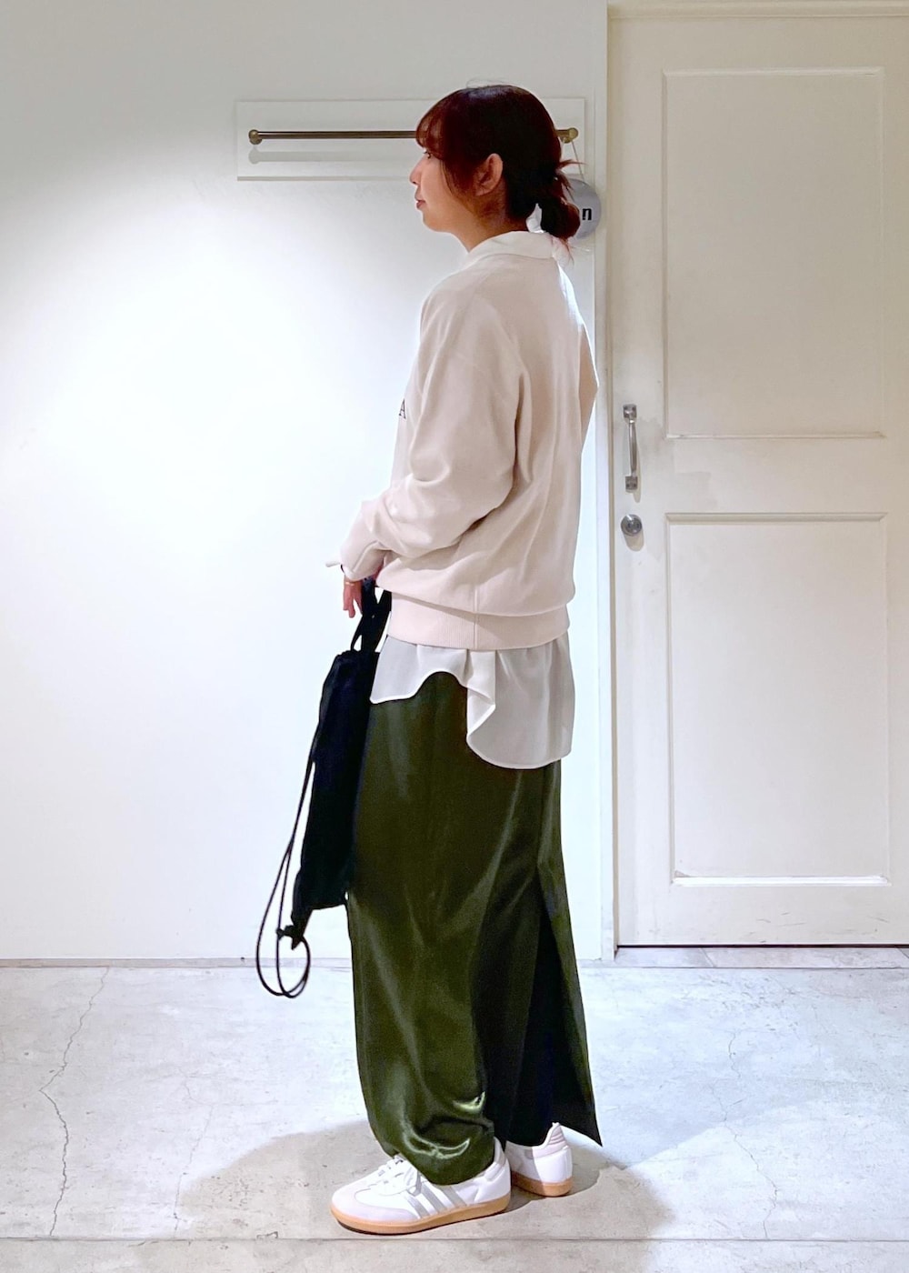 グリーン系のスカート、ホワイト系のシャツ/ブラウス、ホワイト系のスウェットを着用したレディースの冬コーディネートの3枚目の写真