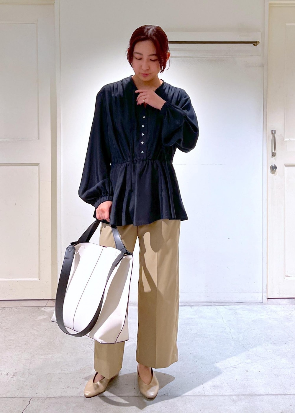 ホワイト系のトートバッグ、ベージュ系のその他パンツ、ブラック系のシャツ/ブラウスを着用したレディースの春コーディネートの3枚目の写真