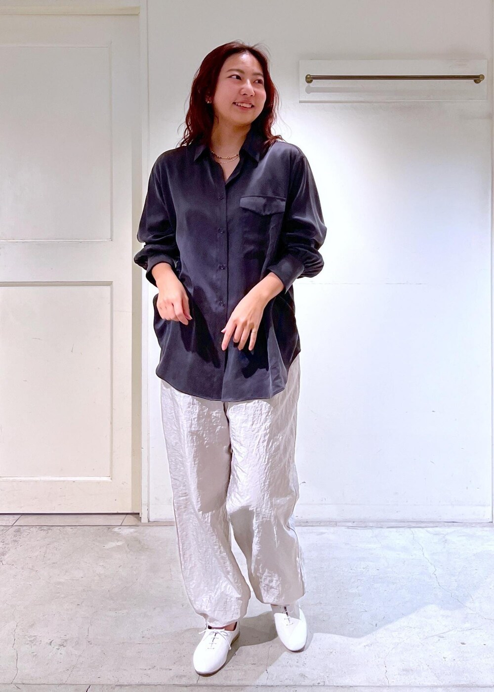 ホワイト系のその他シューズ、グレー系のその他パンツ、グレー系のシャツ/ブラウスを着用したレディースの春コーディネートの5枚目の写真