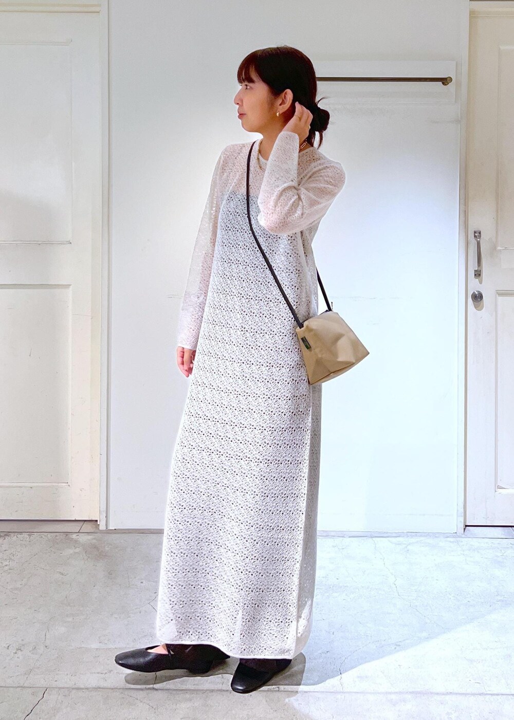 ブラウン系のその他パンツ、ブラック系のパンプス、グレー系のワンピースを着用したレディースの秋コーディネートの5枚目の写真