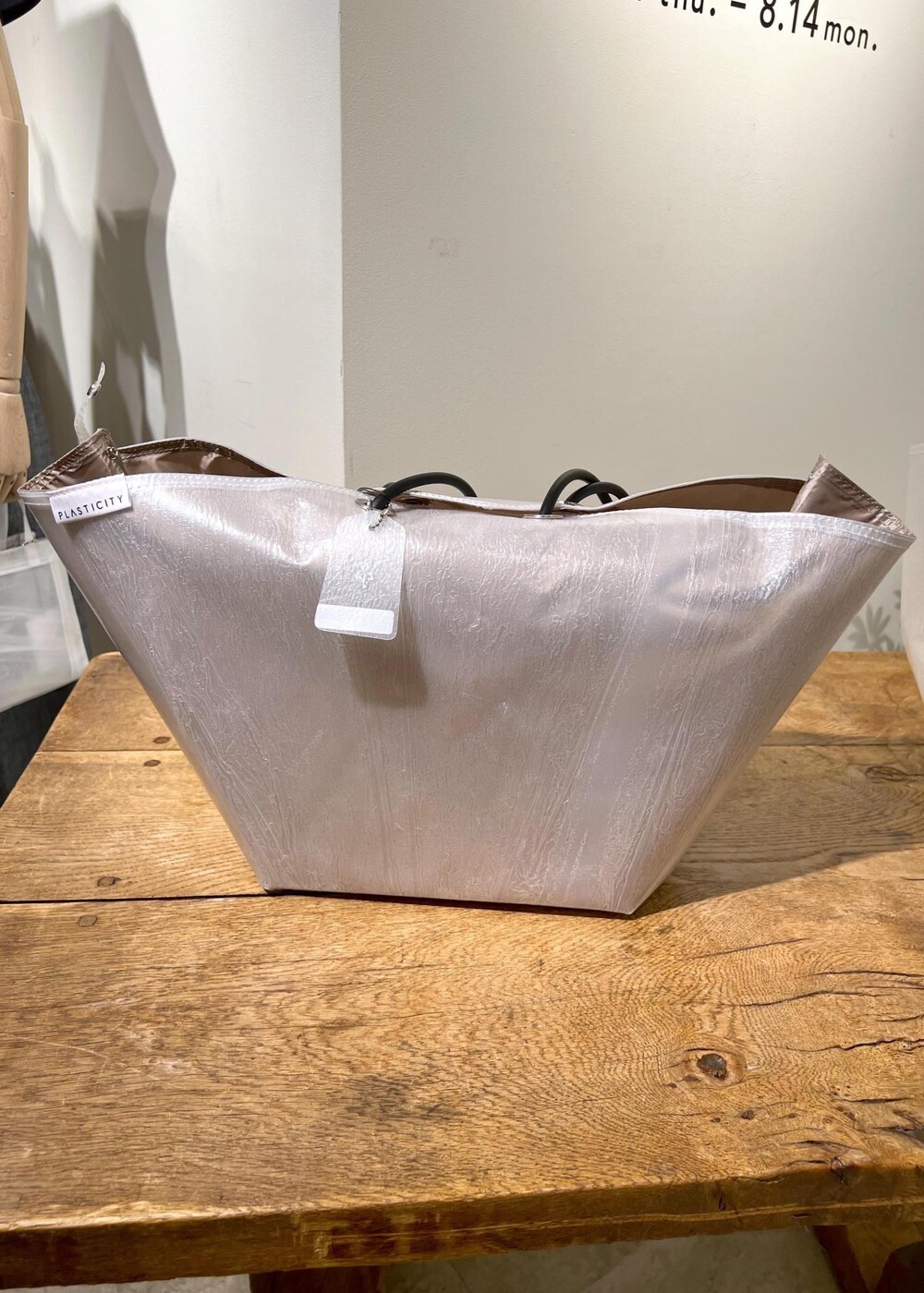 シルバー系のバレエシューズ、ブルー系のシャツ/ブラウス、ブラック系のジャンパースカートを着用したレディースの夏コーディネートの3枚目の写真