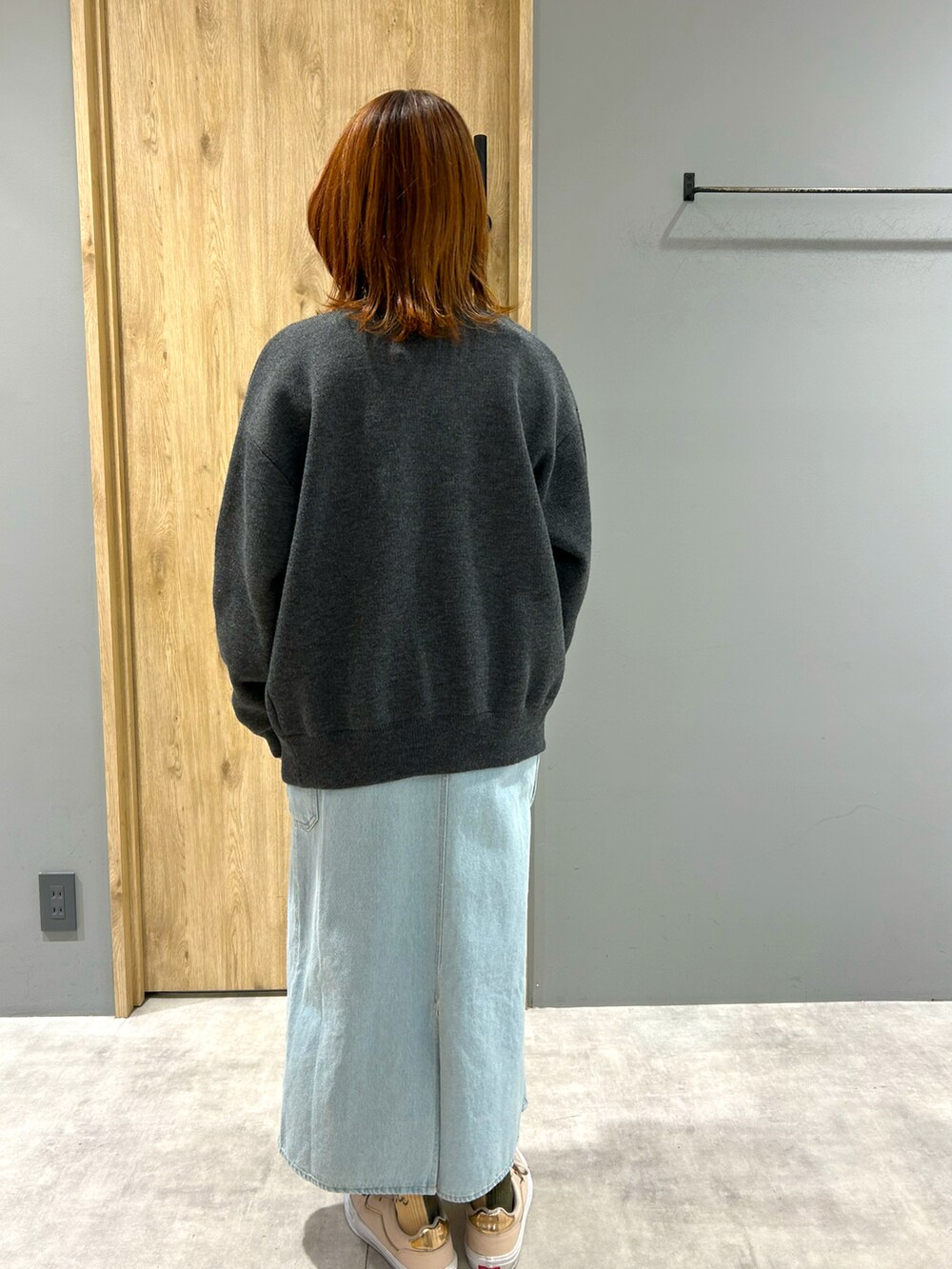 ブラック系のカーディガン/ボレロ、ブルー系のトップス、イエロー系のTシャツ/カットソーを着用したレディースの春コーディネートの2枚目の写真