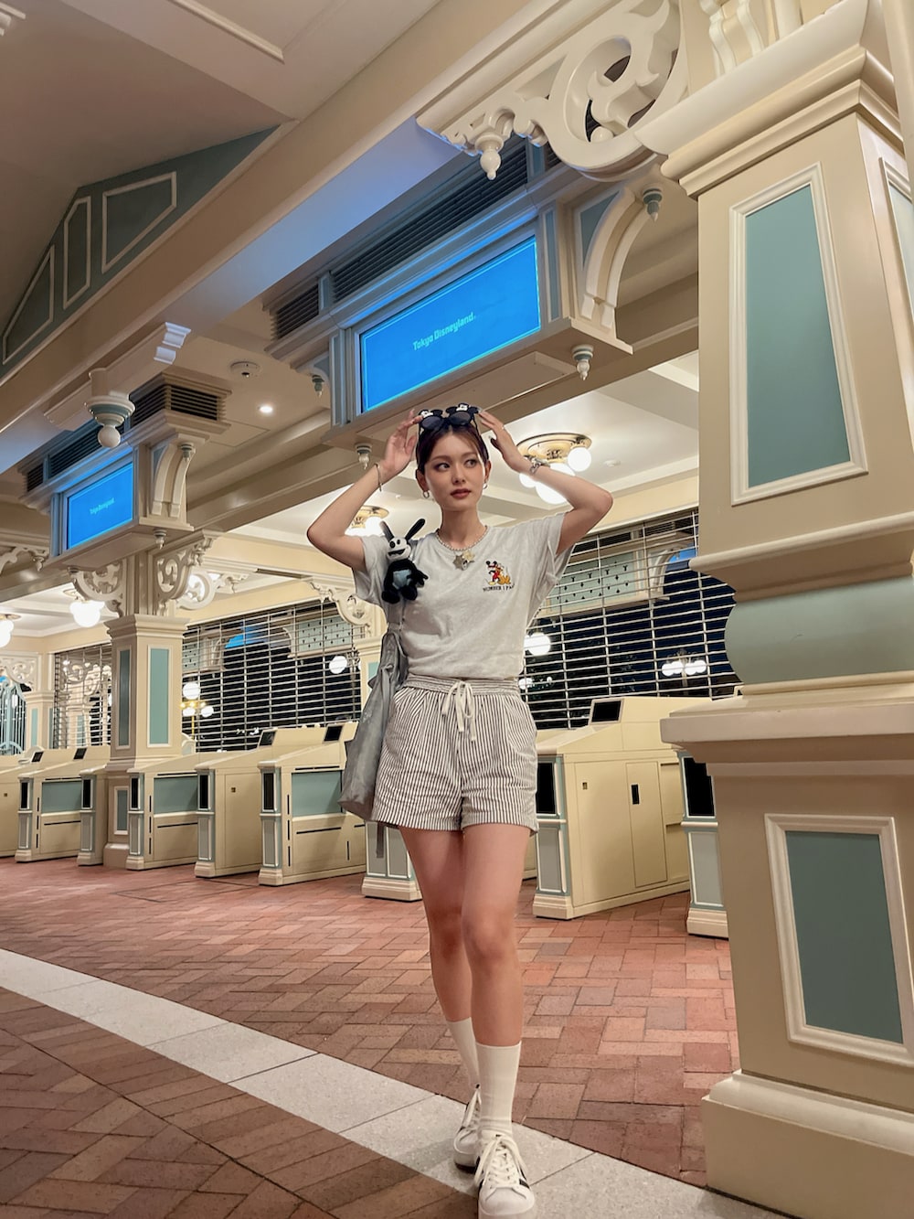 「夏コーデ、ディズニーランド、ディズニーコーデ、夏ディズニー、スニーカーコーデ、スーパースター、Tシャツコーデ、短パンコーデ、骨格ウェーブ、カジュアルコーデ、グレーコーデ、白コーデ」｜「ANTIBALのアイテム（Tシャツ/カットソー、グレー系）」を使った、amさん（骨格ウェーブ・レディース・167cm）の夏コーディネートの2枚目の写真
