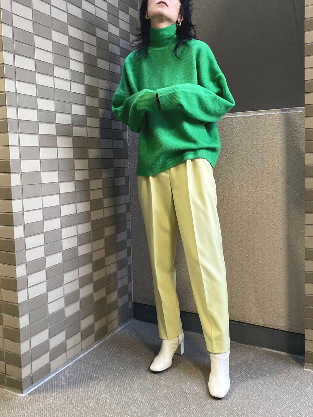 「秋冬コーデ、冬コーデ、冬、ニット、タートルネック、カラーニット、カラーパンツ、テーパードパンツ、センタープレス、ショートブーツ、カラーコーデ」｜「THE SHINZONEのTENT LINE COAT（チェスターコート、その他）」を使った、GUCCIさん（レディース・167cm）の春コーディネートの2枚目の写真
