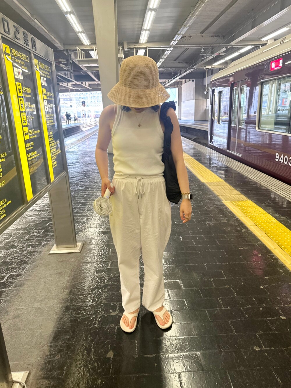 ホワイト系のサンダル、ホワイト系のその他パンツ、ベージュ系のハットを着用したレディースの夏コーディネートの2枚目の写真