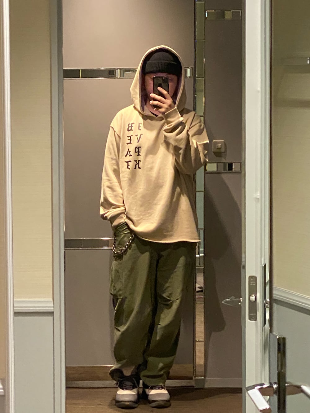 「FREE CITYのアイテム（カーゴパンツ、グリーン系）」を使った、Hirokazu Taninoさん（メンズ・180cm）の春コーディネートの2枚目の写真