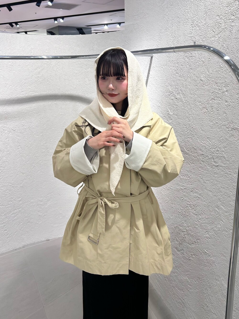 ベージュ系のその他アウター、ブラック系のスカート、ブラック系のボストンバッグを着用したレディースの冬コーディネートの5枚目の写真