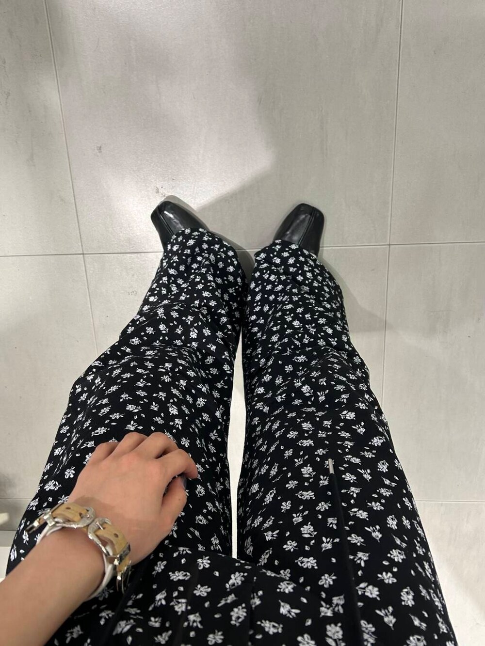 ベージュ系のトートバッグ、ブラック系のその他パンツ、ブラック系のシャツ/ブラウスを着用したレディースの春コーディネートの3枚目の写真