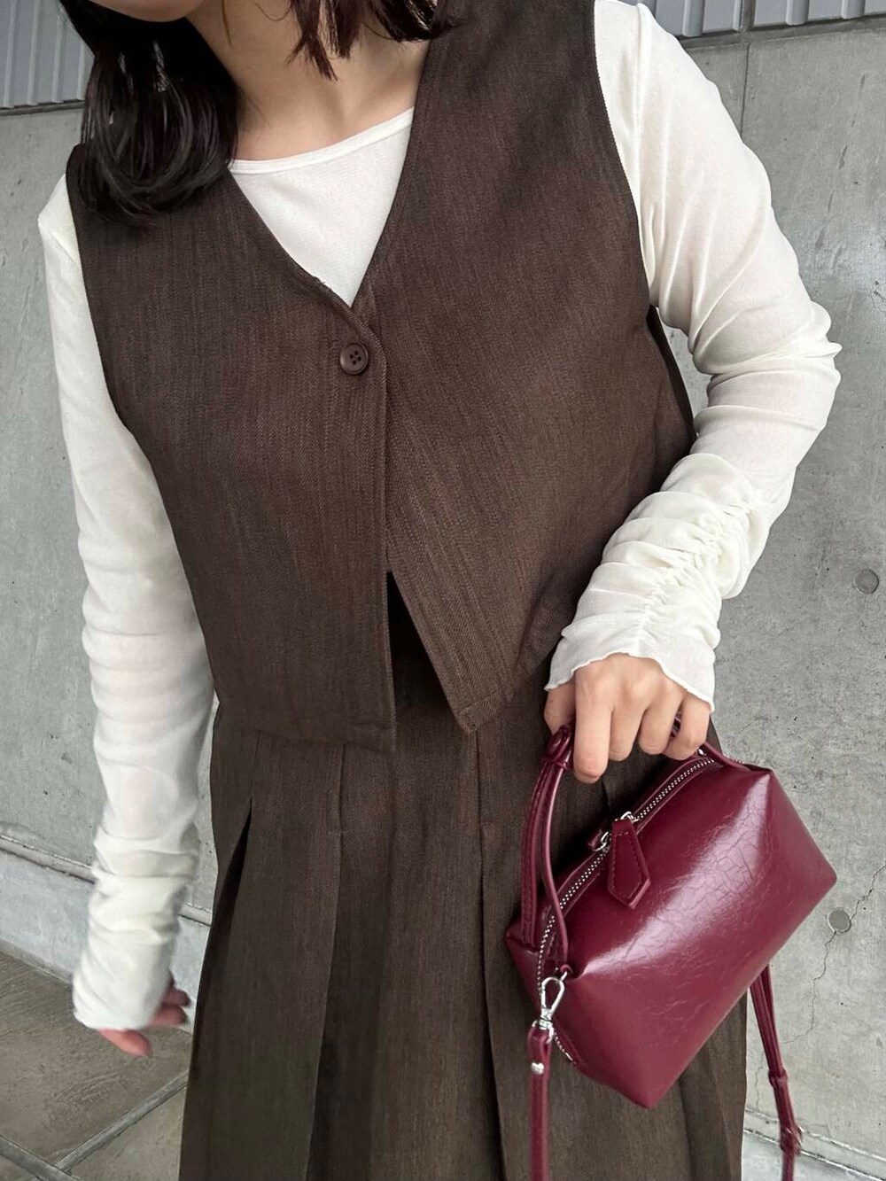 ホワイト系のTシャツ/カットソー、ブラウン系のワンピース、レッド系のハンドバッグを着用したレディースの秋コーディネートの4枚目の写真