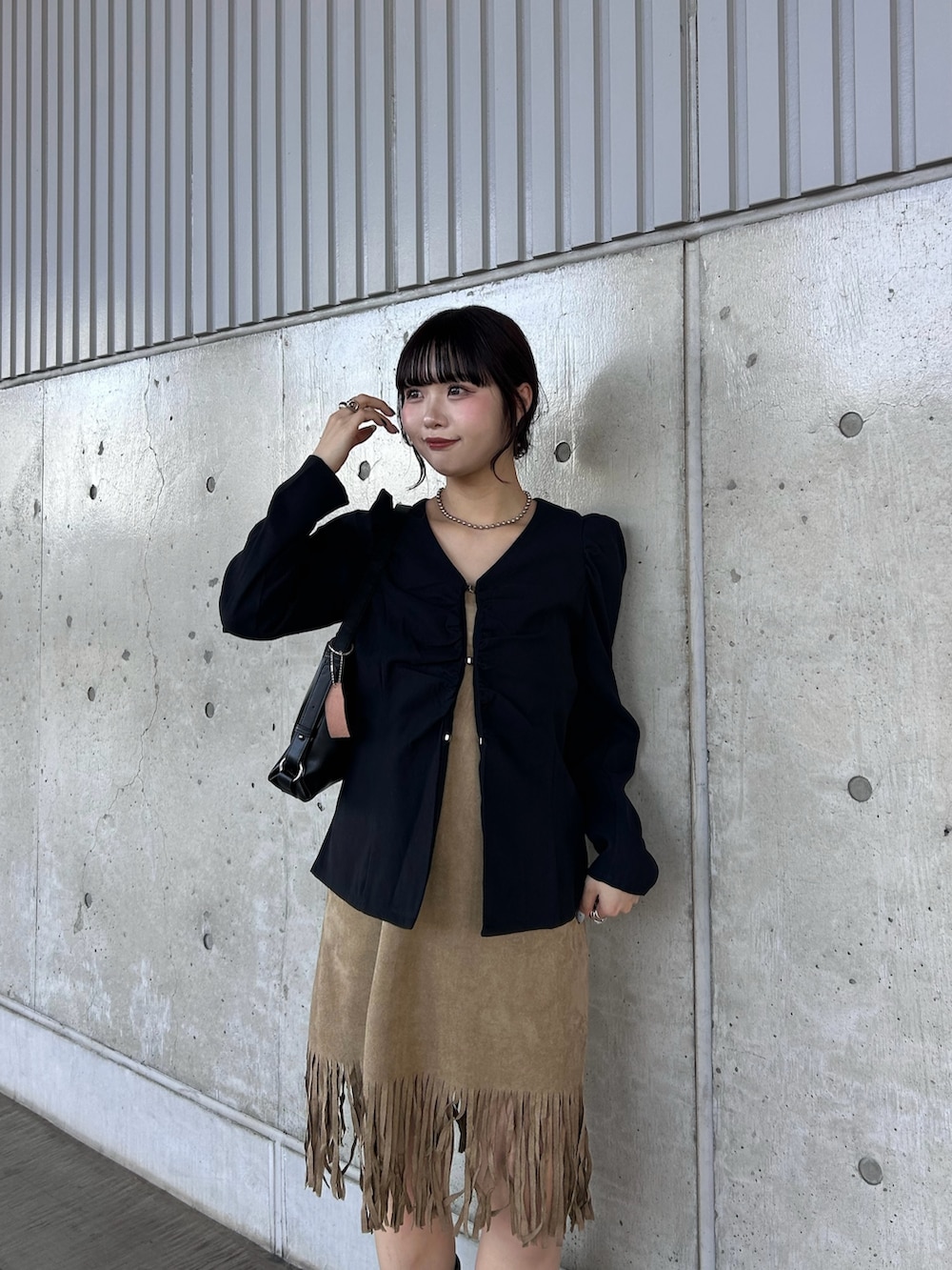 ベージュ系のワンピース、ブラック系のシャツ/ブラウス、ブラック系のショルダーバッグを着用したレディースの夏コーディネートの3枚目の写真