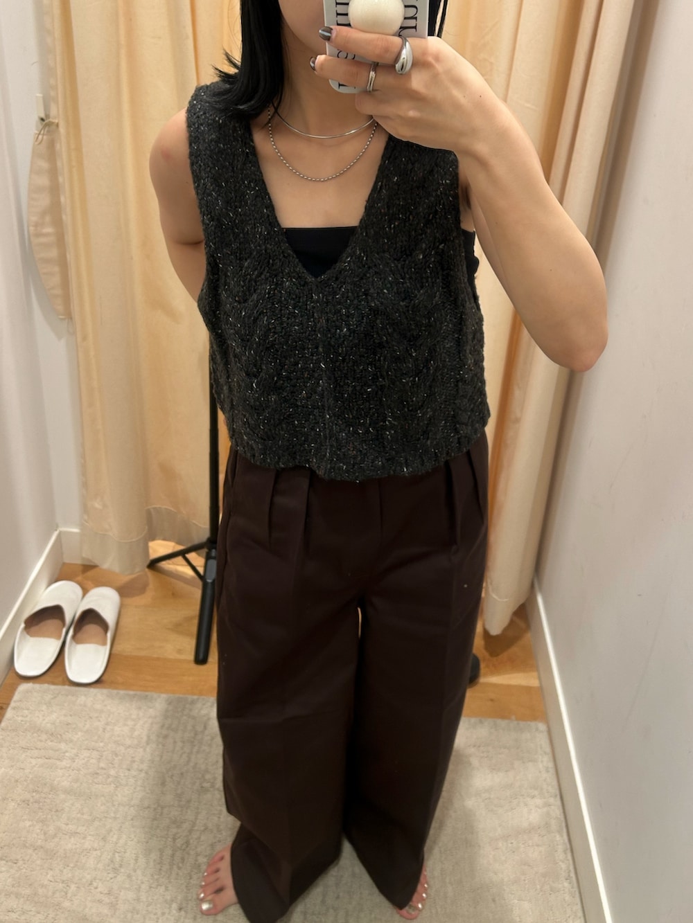 グレー系のニット/セーター、ブラウン系のチノパンツを着用したレディースの秋コーディネートの4枚目の写真