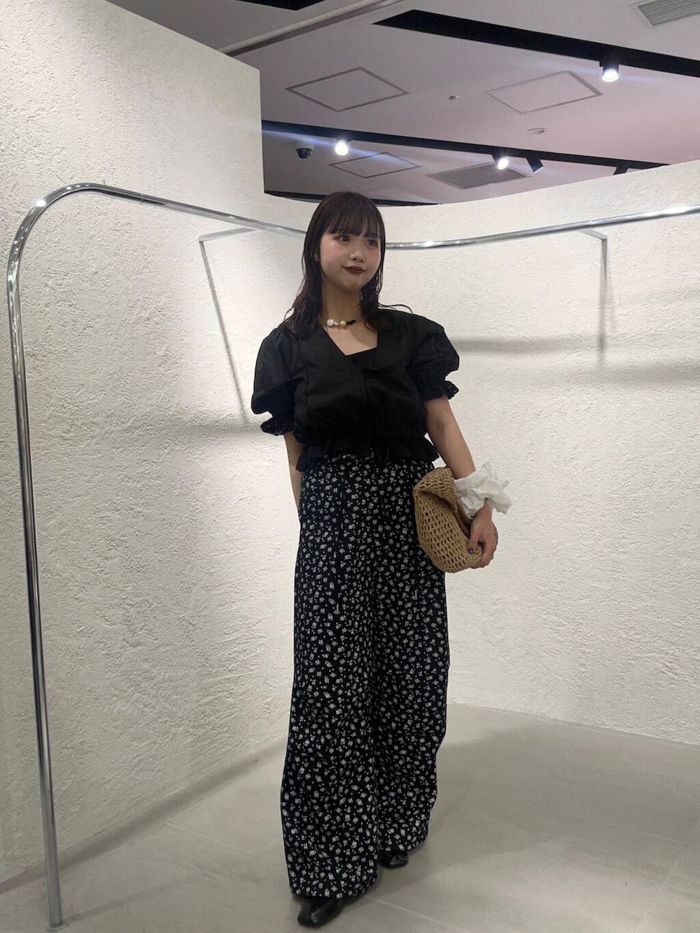 ベージュ系のトートバッグ、ブラック系のその他パンツ、ブラック系のシャツ/ブラウスを着用したレディースの春コーディネートの2枚目の写真