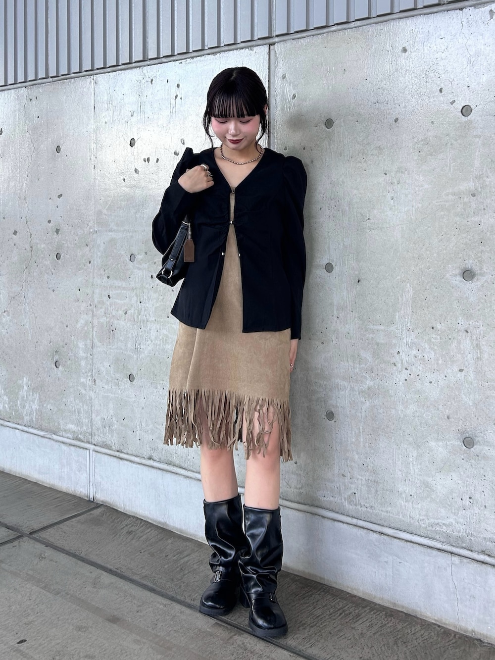 ベージュ系のワンピース、ブラック系のシャツ/ブラウス、ブラック系のショルダーバッグを着用したレディースの夏コーディネートの2枚目の写真