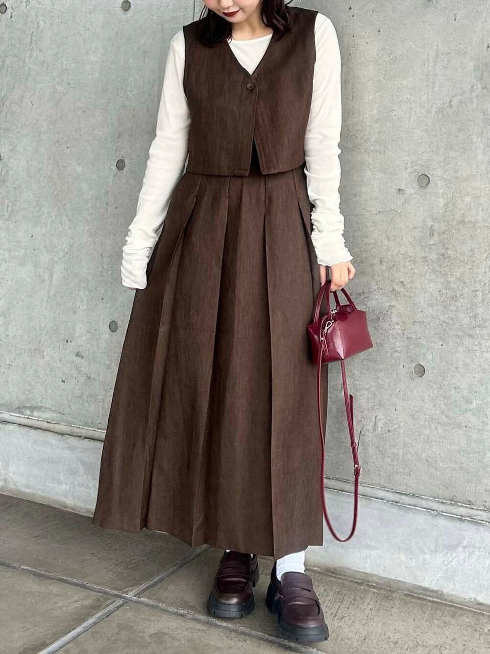 ホワイト系のTシャツ/カットソー、ブラウン系のワンピース、レッド系のハンドバッグを着用したレディースの秋コーディネートの3枚目の写真