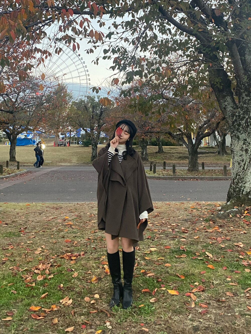 ブラウン系のその他アウター、ブラック系のTシャツ/カットソー、ブラック系のブーツを着用したレディースの秋コーディネートの2枚目の写真