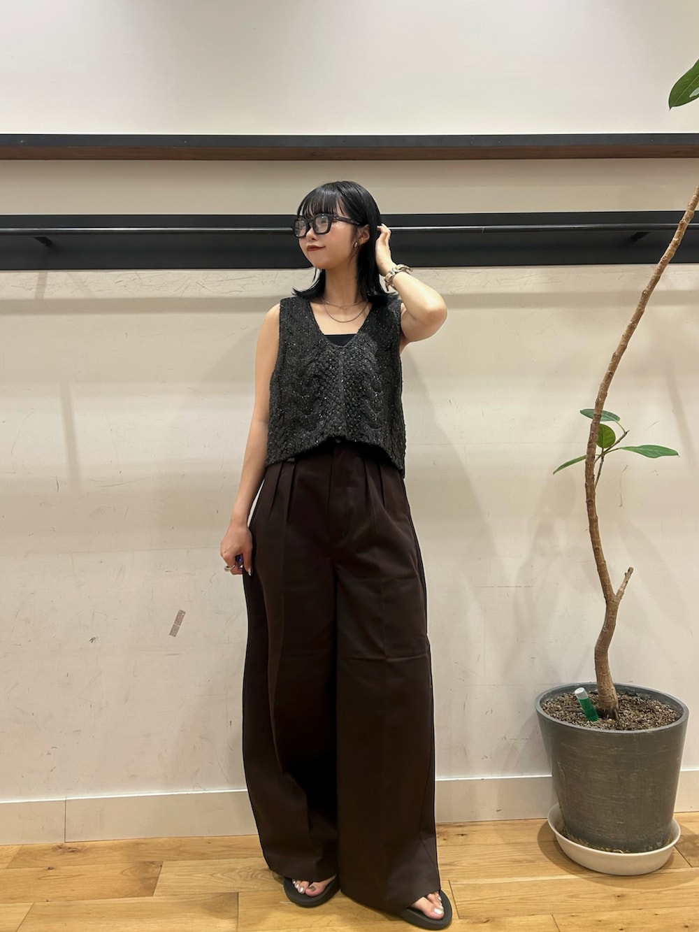 グレー系のニット/セーター、ブラウン系のチノパンツを着用したレディースの秋コーディネートの3枚目の写真