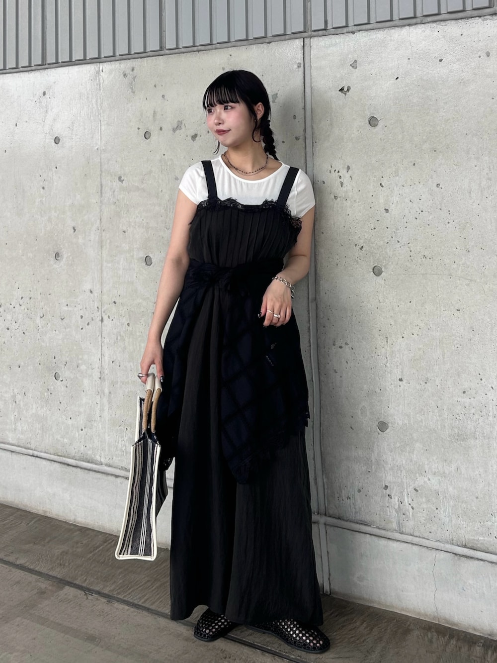 ブラック系のその他パンツ、ブラック系のシャツ/ブラウス、ホワイト系のTシャツ/カットソーを着用したレディースの夏コーディネートの2枚目の写真