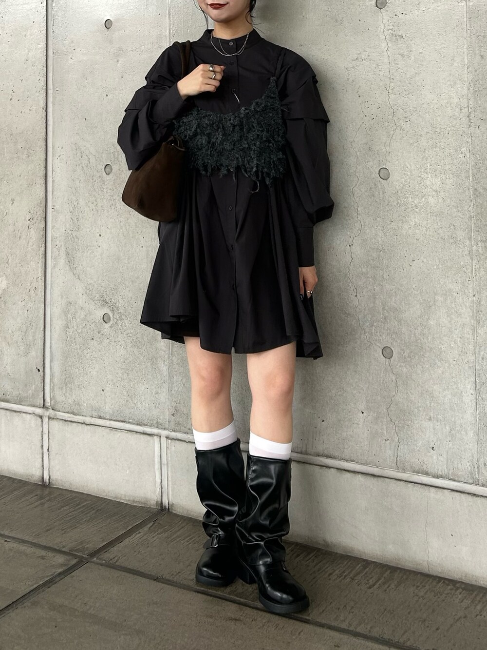 グレー系のワンピース、グレー系のその他トップス、ブラウン系のボストンバッグを着用したレディースの秋コーディネートの2枚目の写真