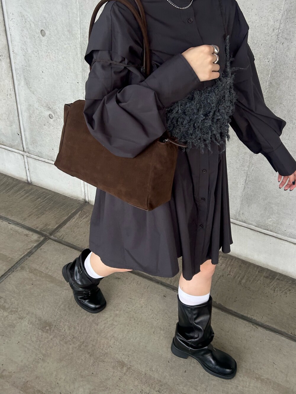 グレー系のワンピース、グレー系のその他トップス、ブラウン系のボストンバッグを着用したレディースの秋コーディネートの3枚目の写真