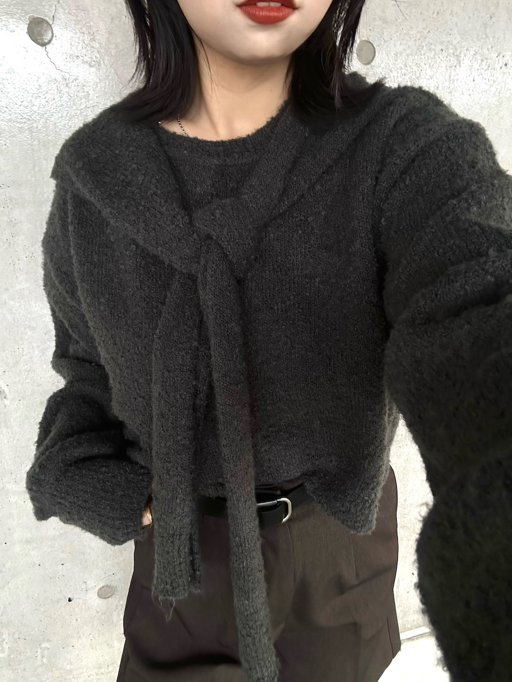 グレー系のニット/セーター、ブラウン系のその他パンツ、ブラック系のスニーカーを着用したレディースの秋コーディネートの4枚目の写真