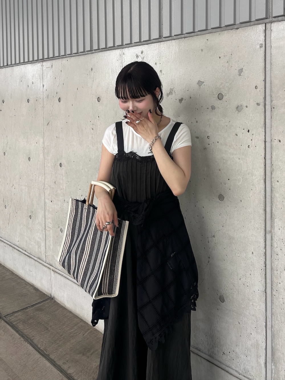 ブラック系のその他パンツ、ブラック系のシャツ/ブラウス、ホワイト系のTシャツ/カットソーを着用したレディースの夏コーディネートの3枚目の写真
