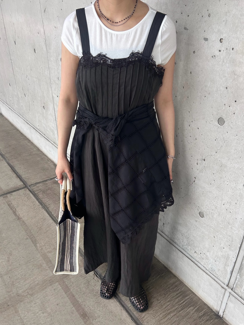 ブラック系のその他パンツ、ブラック系のシャツ/ブラウス、ホワイト系のTシャツ/カットソーを着用したレディースの夏コーディネートの4枚目の写真