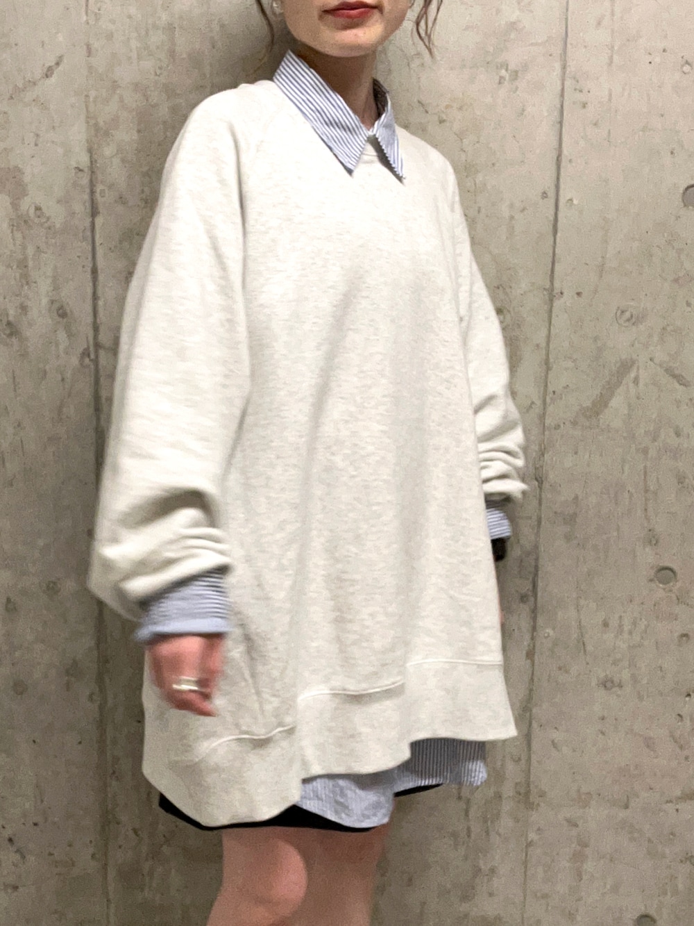 「休日スタイル、春コーデ、スウェット、ストライプシャツ、ショートパンツ、ショートブーツ、おでかけコーデ、シャツスタイル、シャツコーデ、スウェットコーデ、オーバーサイズ、JEANASiS、mystic、ボリューム袖、グレーコーデ」｜「JEANASISのサスティナブルヴィンテージウラケBIGプルオーバー/239740（スウェット、グレー系）」を使った、mireiさん（レディース・158cm）の春コーディネートの2枚目の写真