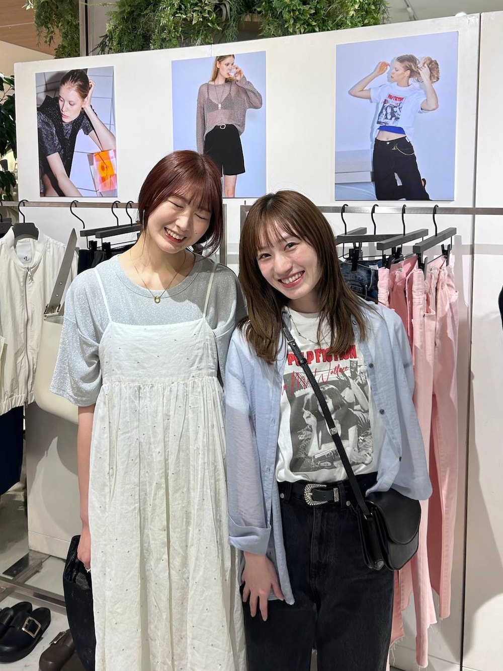 「ワンピース、カジュアル、ベーシック/シンプル、ラフ、休日コーデ、ジーナシスト_JEANASIS、ワントーン、旅行、JEANASIS、着痩せ・細見え、Tシャツ、サンダル、パンツ、eL、デニムパンツ」｜「eLの【eL】Flap Mini Shoulder/103795（ショルダーバッグ、ブラック系）」を使った、mireiさん（レディース・159cm）の春コーディネートの2枚目の写真
