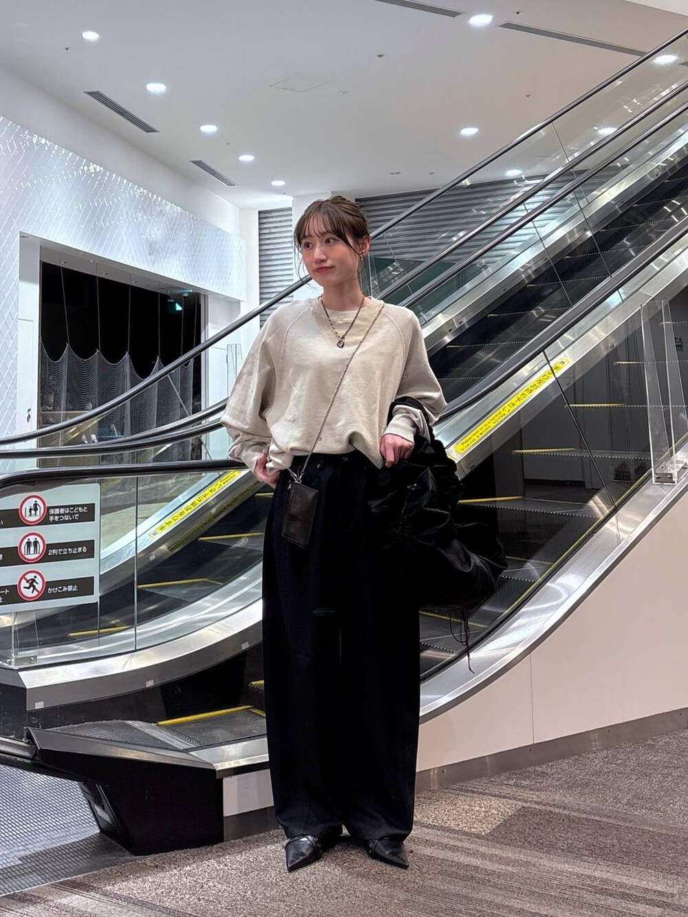 「カジュアル、ベーシック/シンプル、ラフ、休日コーデ、楽ちんコーデ、ジーナシスト_JEANASIS、ワントーン、旅行、JEANASIS、着痩せ・細見え、秋冬新作、スウェット、ワイドパンツ、春コーデ、春色」｜「JEANASISのウォレットチェーンショルダー/138828（ウォレットチェーン、ブラック系）」を使った、mireiさん（レディース・159cm）の冬コーディネートの3枚目の写真