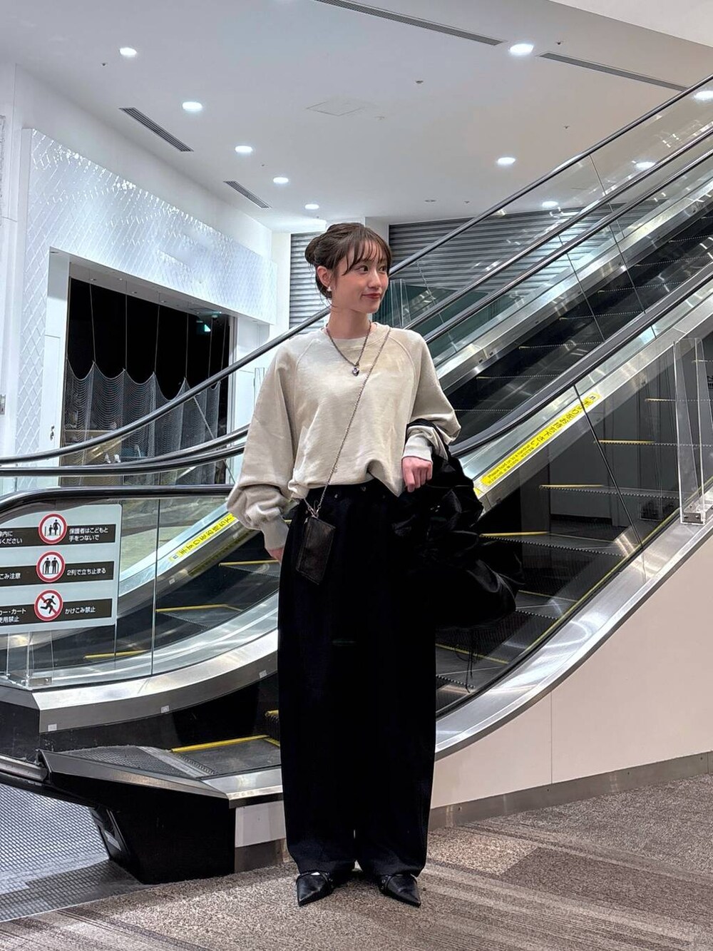 「カジュアル、ベーシック/シンプル、ラフ、休日コーデ、楽ちんコーデ、ジーナシスト_JEANASIS、ワントーン、旅行、JEANASIS、着痩せ・細見え、秋冬新作、スウェット、ワイドパンツ、春コーデ、春色」｜「JEANASISのウォレットチェーンショルダー/138828（ウォレットチェーン、ブラック系）」を使った、mireiさん（レディース・159cm）の冬コーディネートの2枚目の写真
