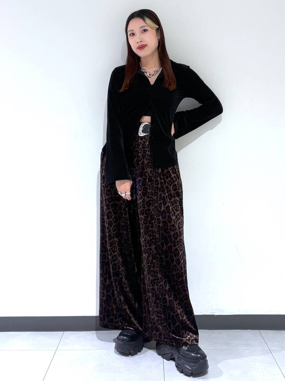 ブラック系のシャツ/ブラウス、その他のその他パンツ、ブラック系のブーツを着用したレディースの秋コーディネートの2枚目の写真