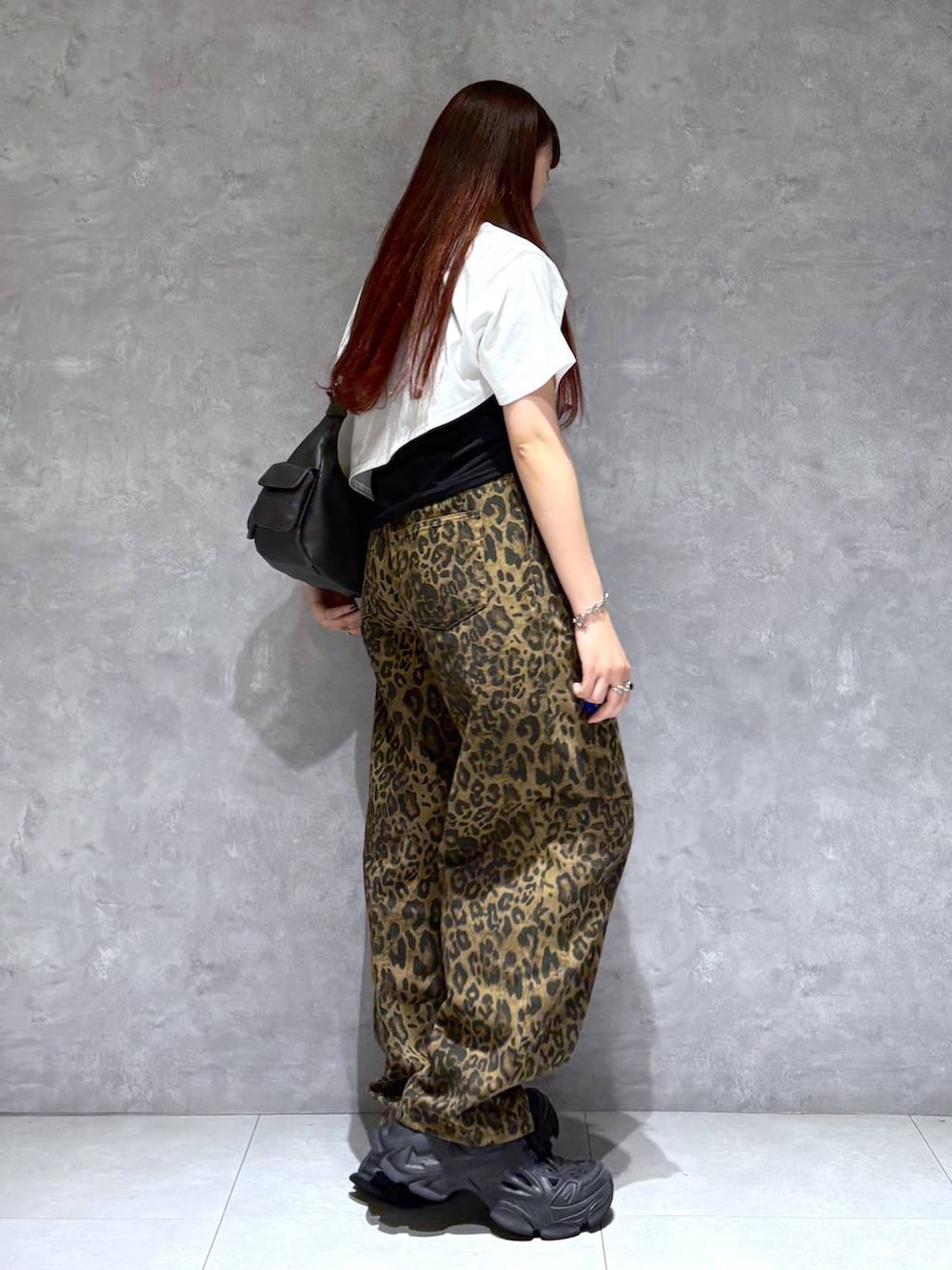 「モード、ストリート、カジュアル、ネックレス、骨格ストレート_PAGEBOY、ブルベ冬_PAGEBOY、Tシャツ、バッグ」｜「PBLIMの《UNISEX》アソートルーズパンツ（デニムパンツ、その他）」を使った、りりりさん（レディース・157cm）の夏コーディネートの5枚目の写真