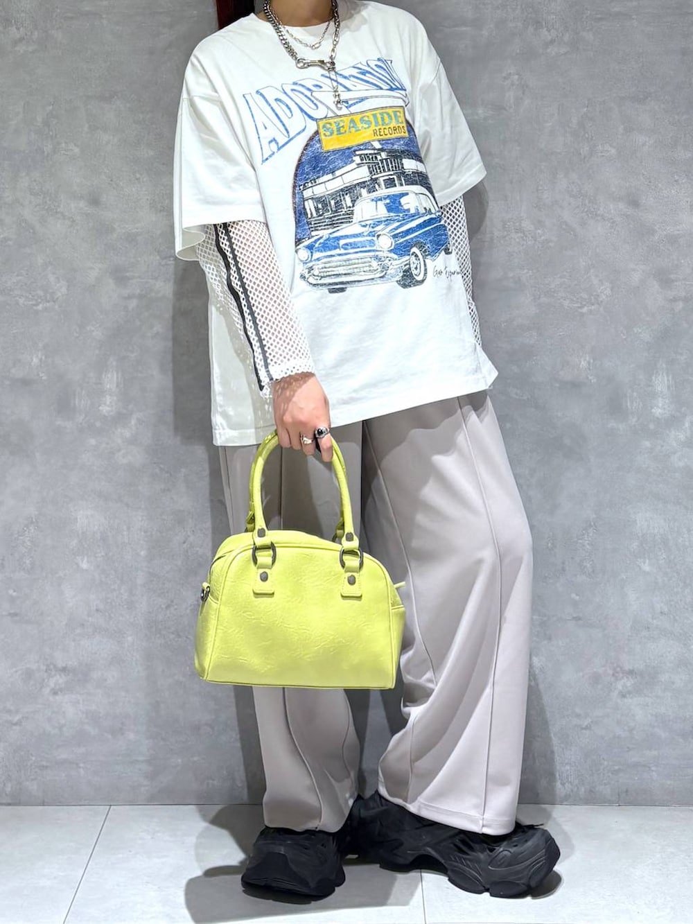 「ワイドパンツ、バッグ、モード、ストリート、きれいめ、カジュアル、ネックレス、骨格ストレート_PAGEBOY、ブルベ冬_PAGEBOY、Tシャツ」｜「PAGEBOYのラインメッシュプルオーバー（Tシャツ/カットソー、ホワイト系）」を使った、りりりさん（レディース・157cm）の夏コーディネートの9枚目の写真
